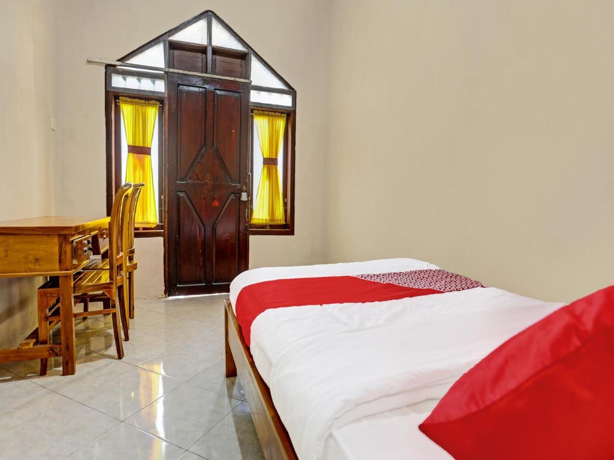 Oyo 91261 Cita Suraya Homestay Баньювангі Екстер'єр фото